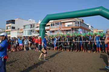 Ricardo Hernández y Raquel Aróstegui ganan con autoridad el XXVII Triatlón de Salinetas (Foto TA)